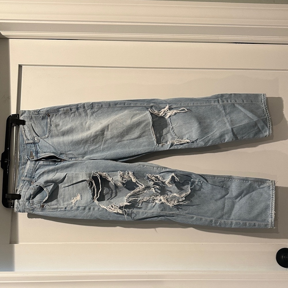 American eagle mom straight Jean Light Blue Distressed sz 8 regular